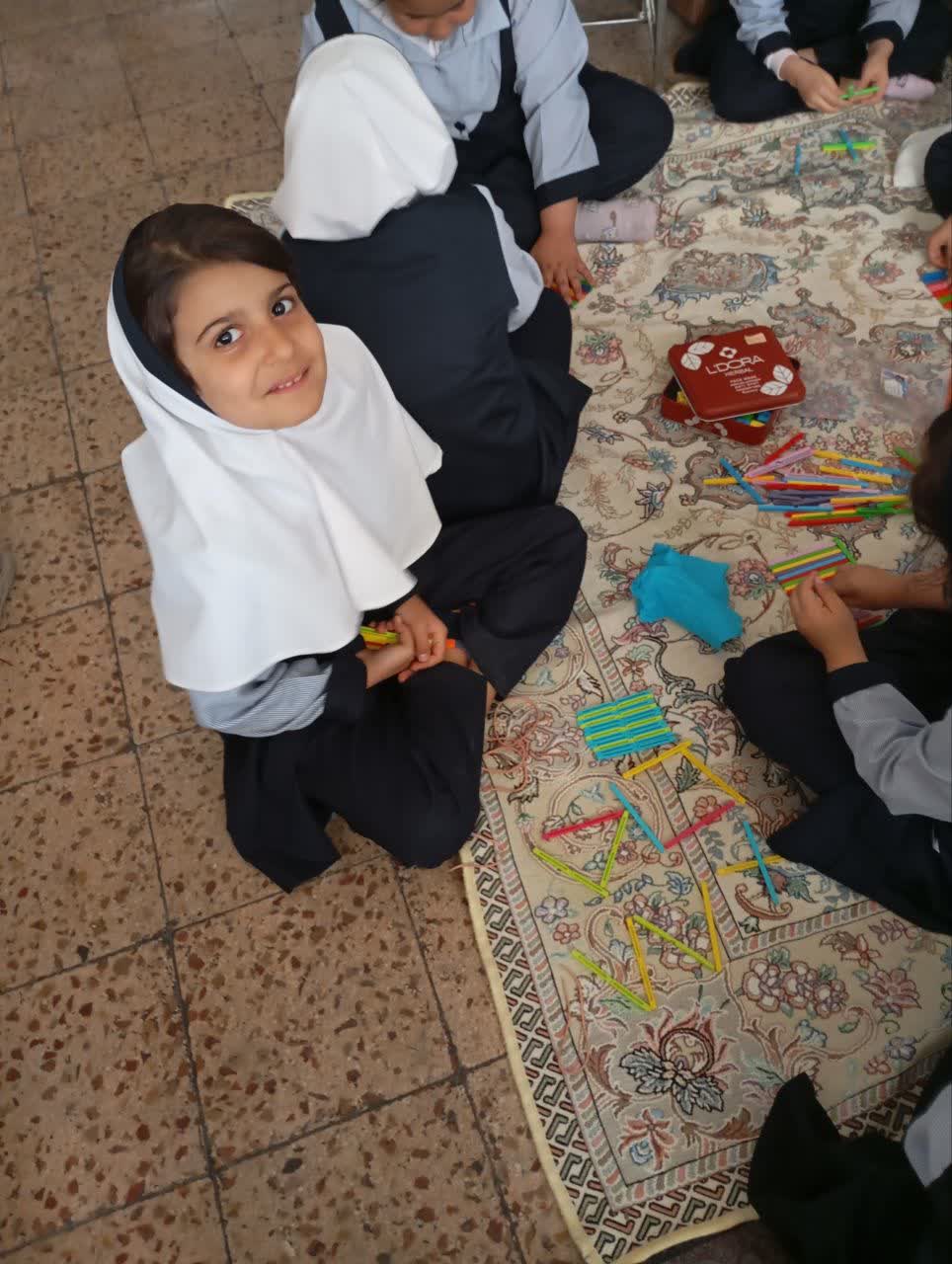 فعالیت گروهی و انفرادی در کلاس هدف:با ابزار کار.چوب خط وچینه شکل های هندسی و تناظر یک به یک _چهارگوش_سه گوش آشنایی با گوشه وضلع