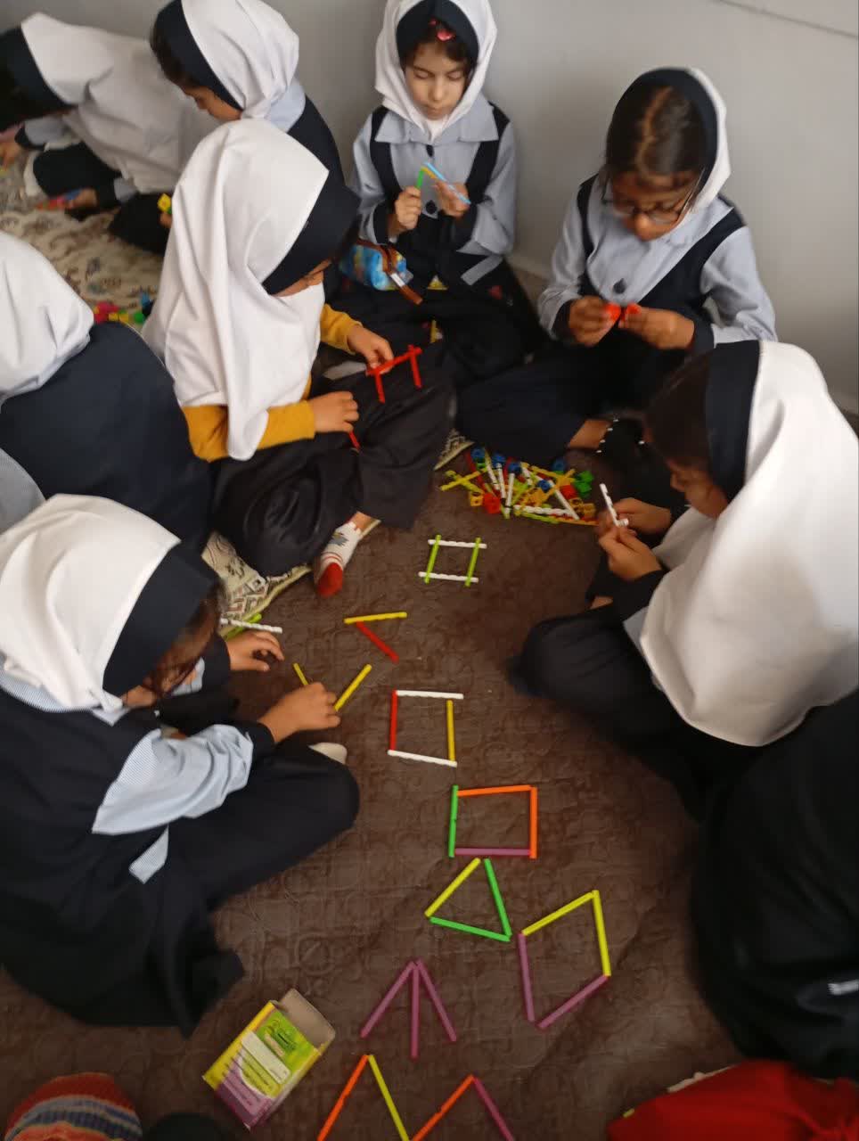 فعالیت گروهی و انفرادی در کلاس هدف:با ابزار کار.چوب خط وچینه شکل های هندسی و تناظر یک به یک _چهارگوش_سه گوش آشنایی با گوشه وضلع