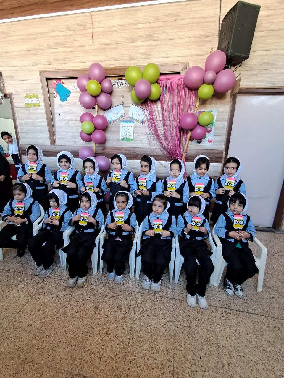 جشن روز جهانی کودک و اهدا جایزه به دانش اموزان عزیز