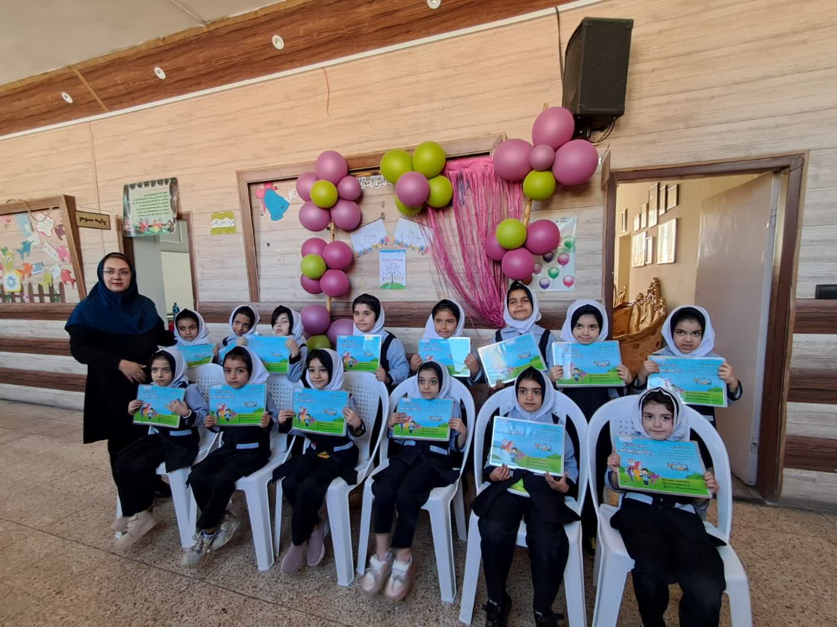 جشن روز جهانی کودک و اهدا جایزه به دانش اموزان عزیز