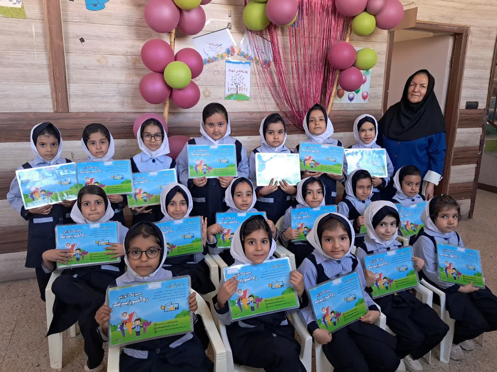 جشن روز جهانی کودک و اهدا جایزه به دانش اموزان عزیز