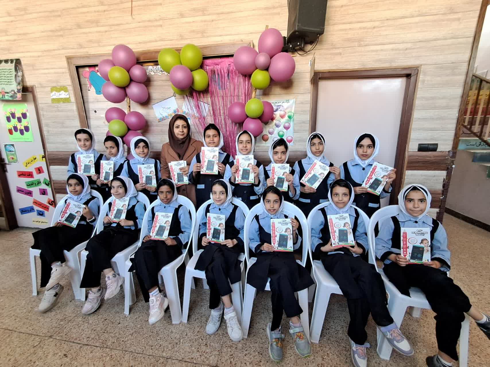 جشن روز جهانی کودک و اهدا جایزه به دانش اموزان عزیز