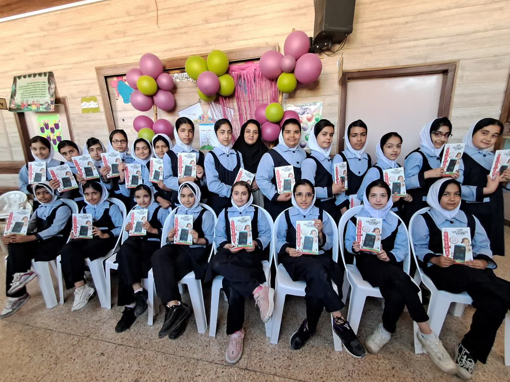 جشن روز جهانی کودک و اهدا جایزه به دانش اموزان عزیز