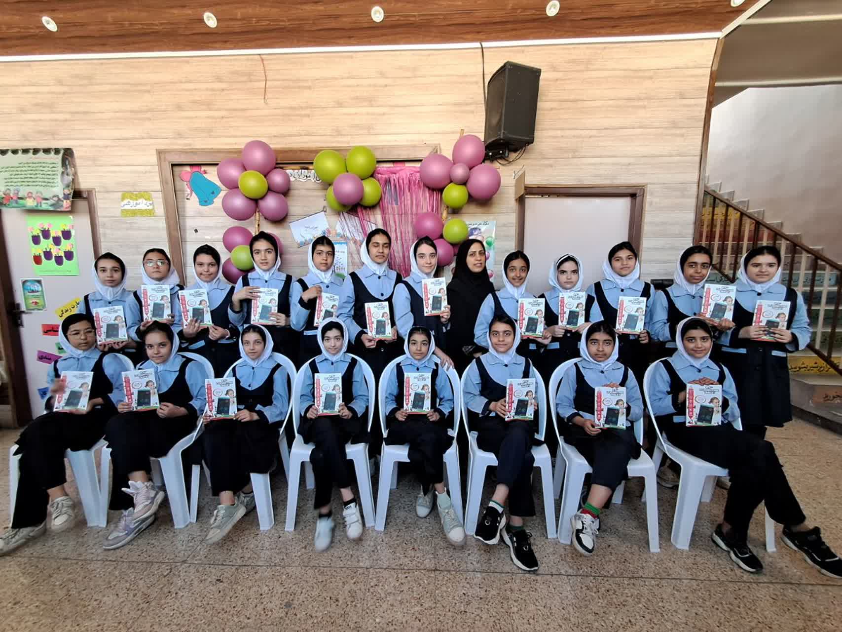 جشن روز جهانی کودک و اهدا جایزه به دانش اموزان عزیز