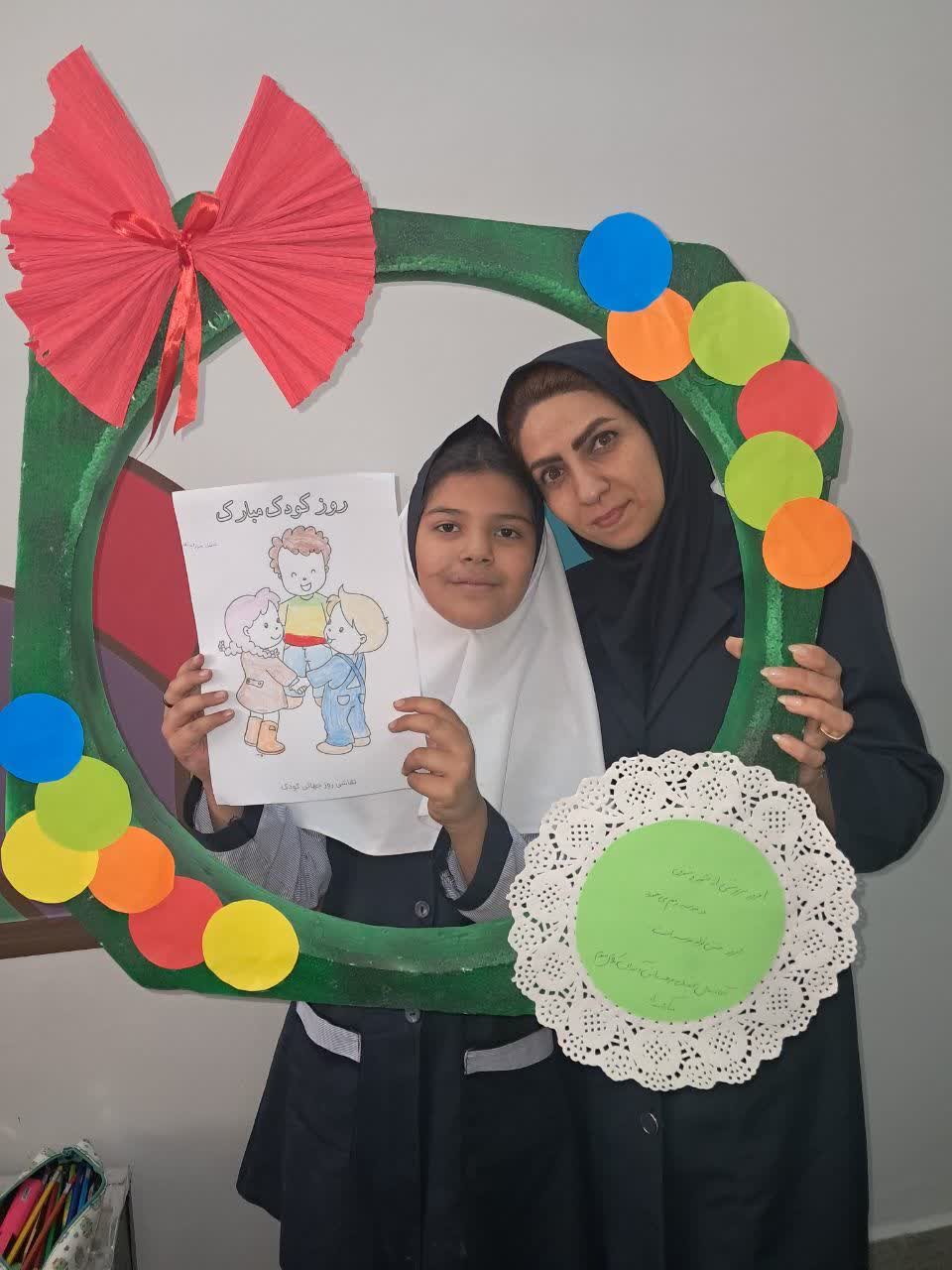 عکس با کاربرگ روز جهانی کودک در قاب مهربانی