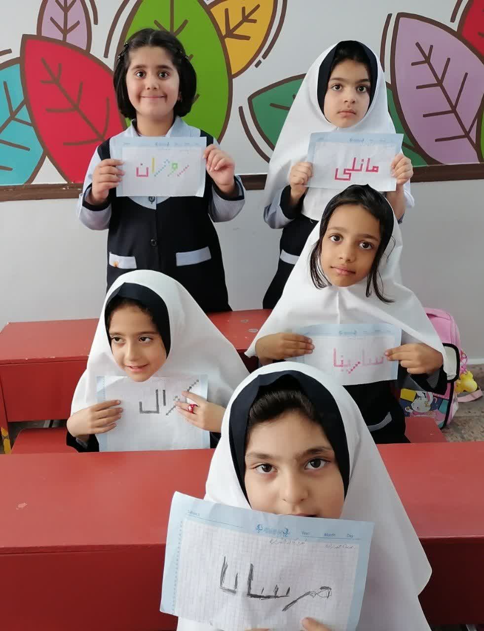 کار با کاغذ شطرنجی و طراحی اسم دانش آموزان روی کاغذ شطرنجی پیش زمینه کتاب ریاضی