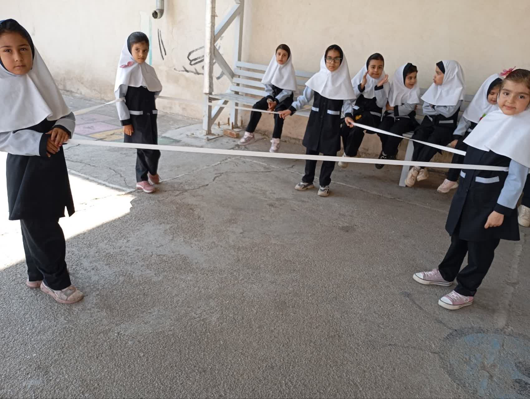 دانش آموزان در حیاط مدرسه با کش شکل های هندسی ساختند