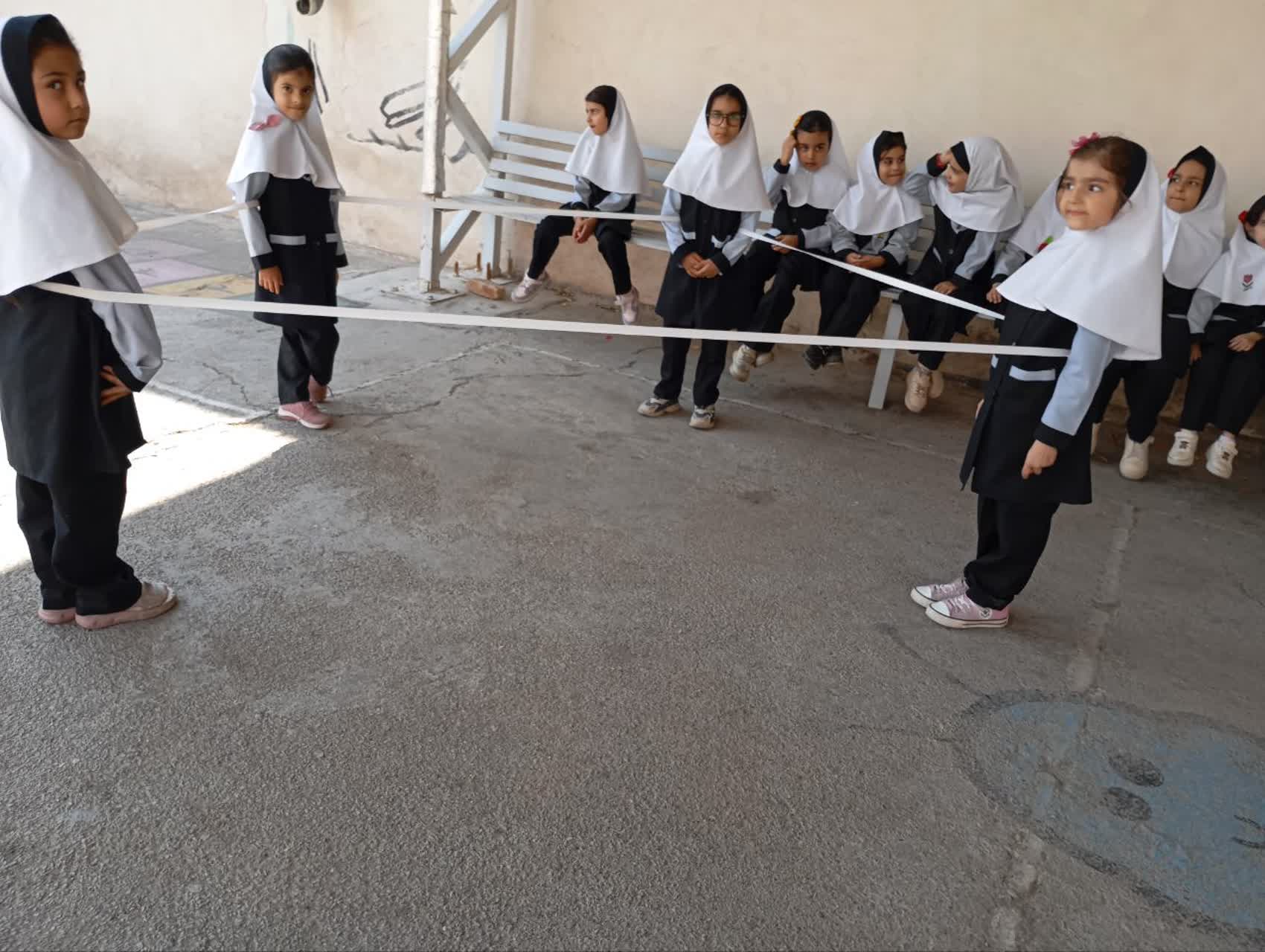 دانش آموزان در حیاط مدرسه با کش شکل های هندسی ساختند