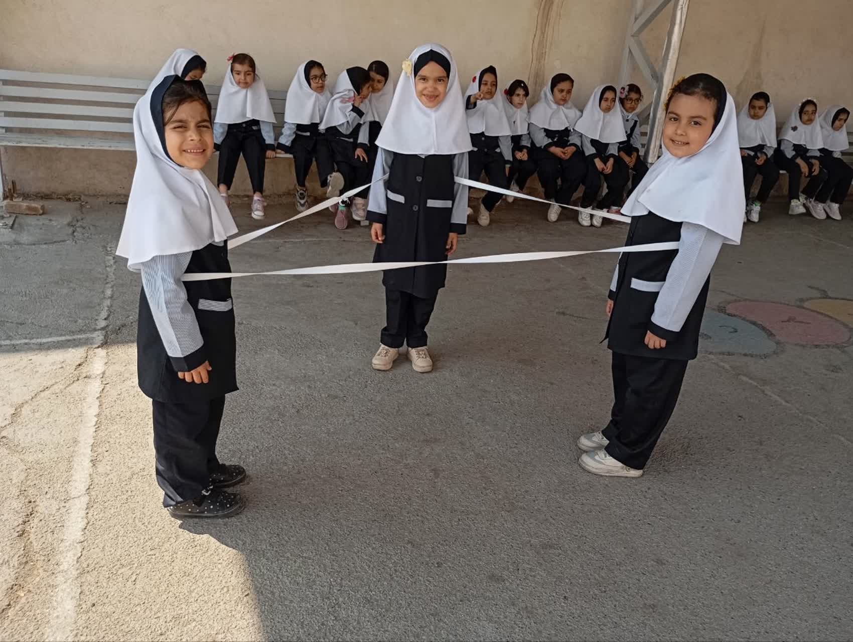 دانش آموزان در حیاط مدرسه با کش شکل های هندسی ساختند