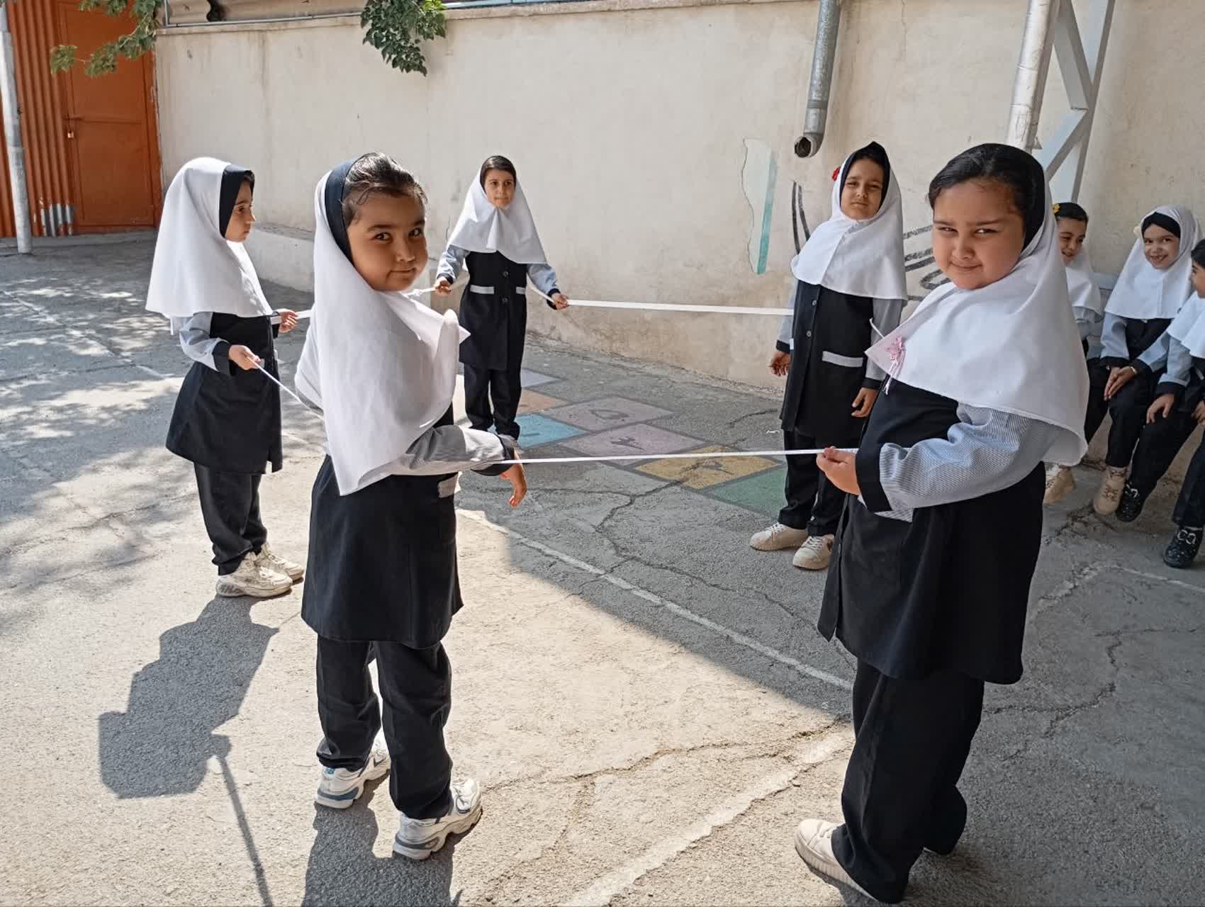 دانش آموزان در حیاط مدرسه با کش شکل های هندسی ساختند