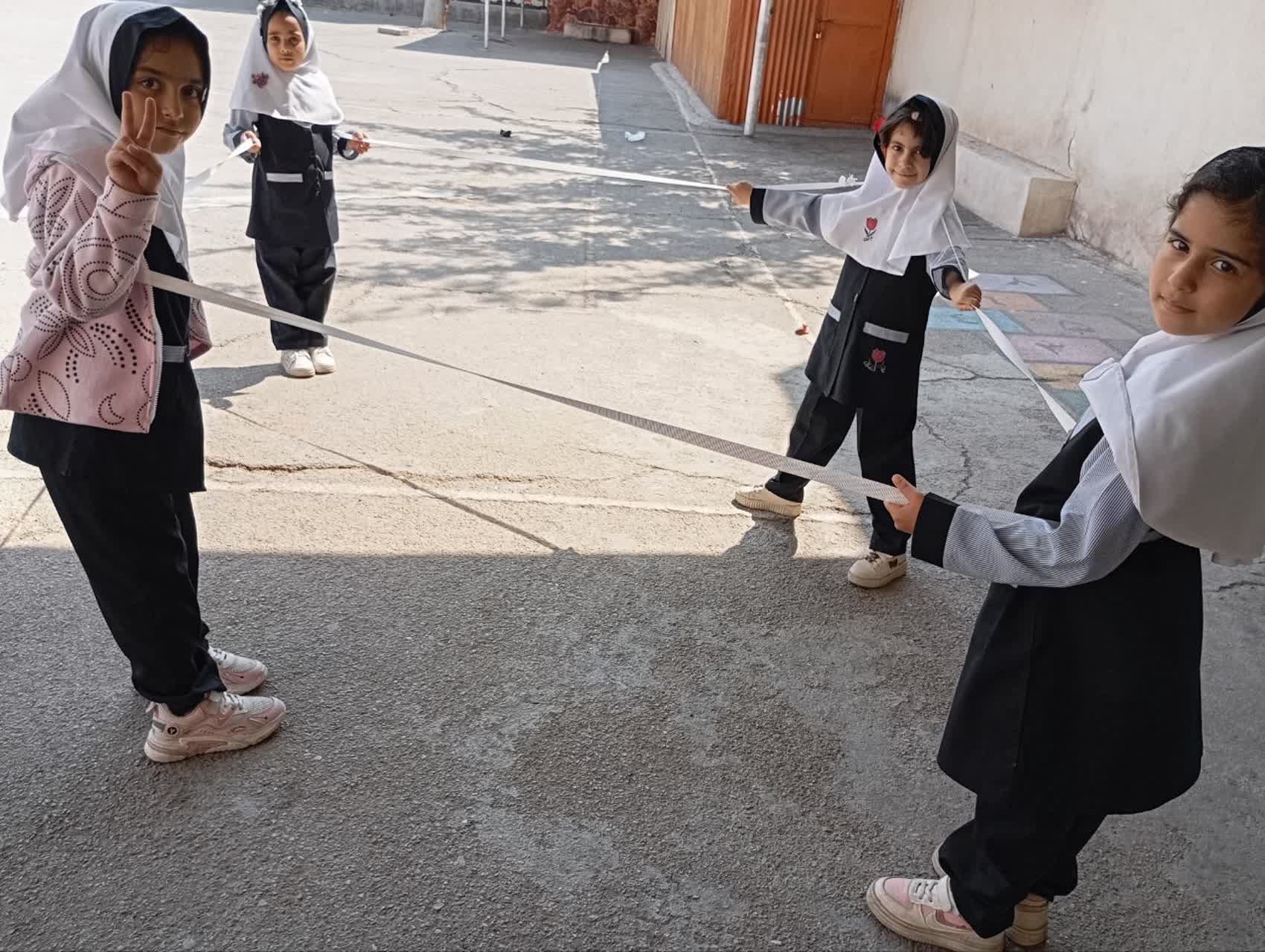 دانش آموزان در حیاط مدرسه با کش شکل های هندسی ساختند