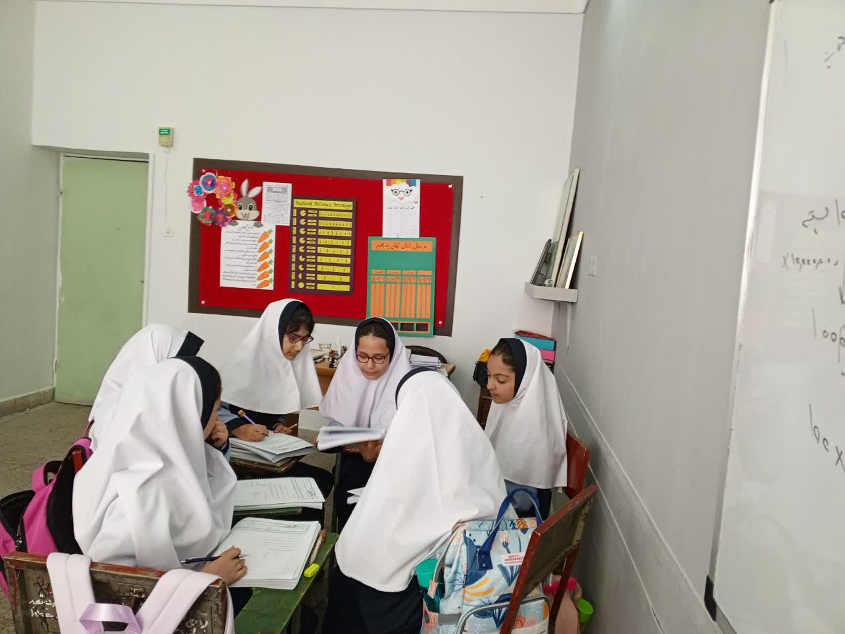 کار گروهی در حل تمرین ریاضی کتاب و جزوه ی دستاورد معلم