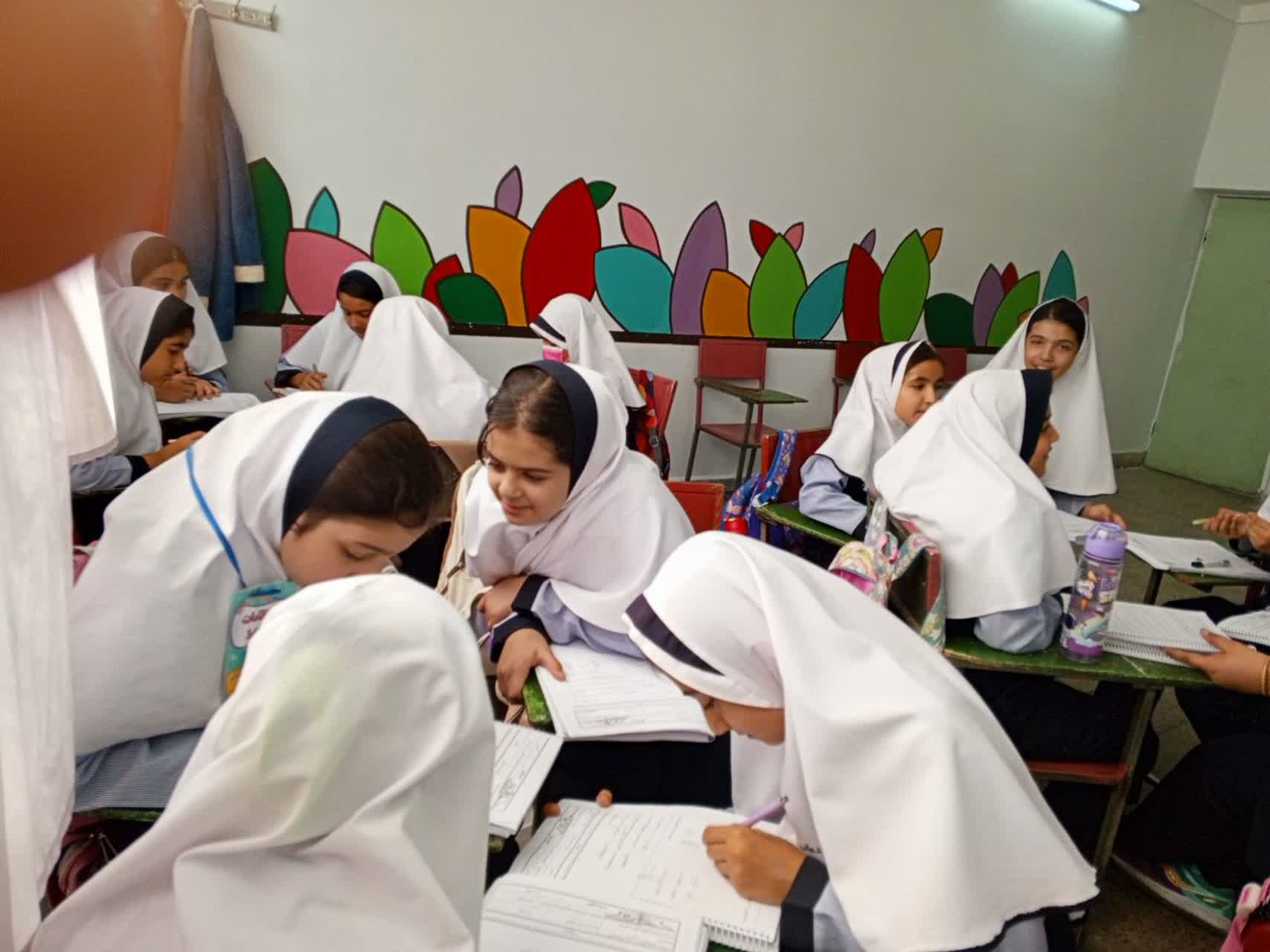 کار گروهی در حل تمرین ریاضی کتاب و جزوه ی دستاورد معلم