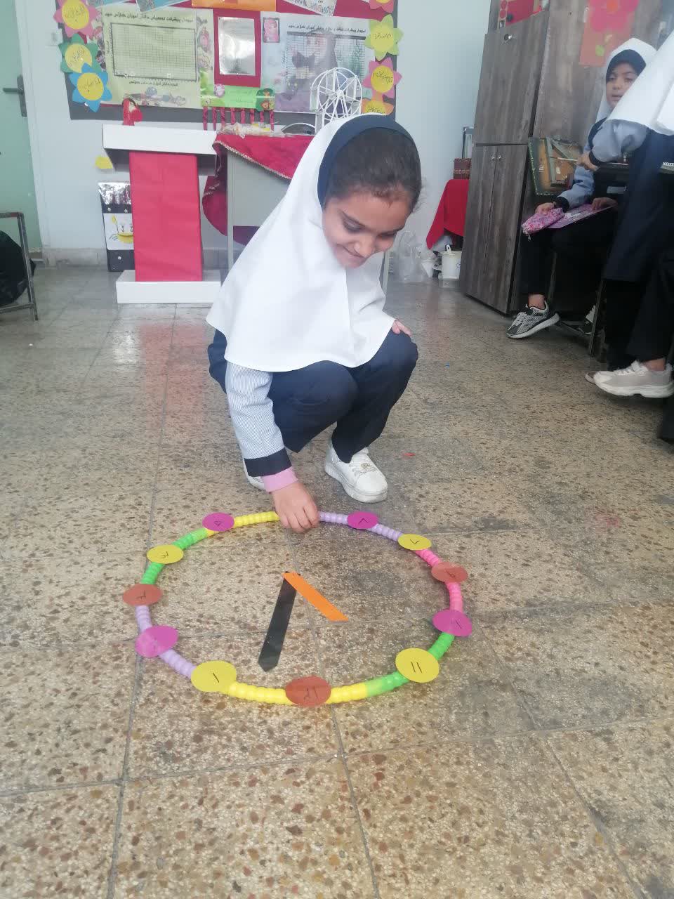 تدریس ساعت با کاردستی خلاق