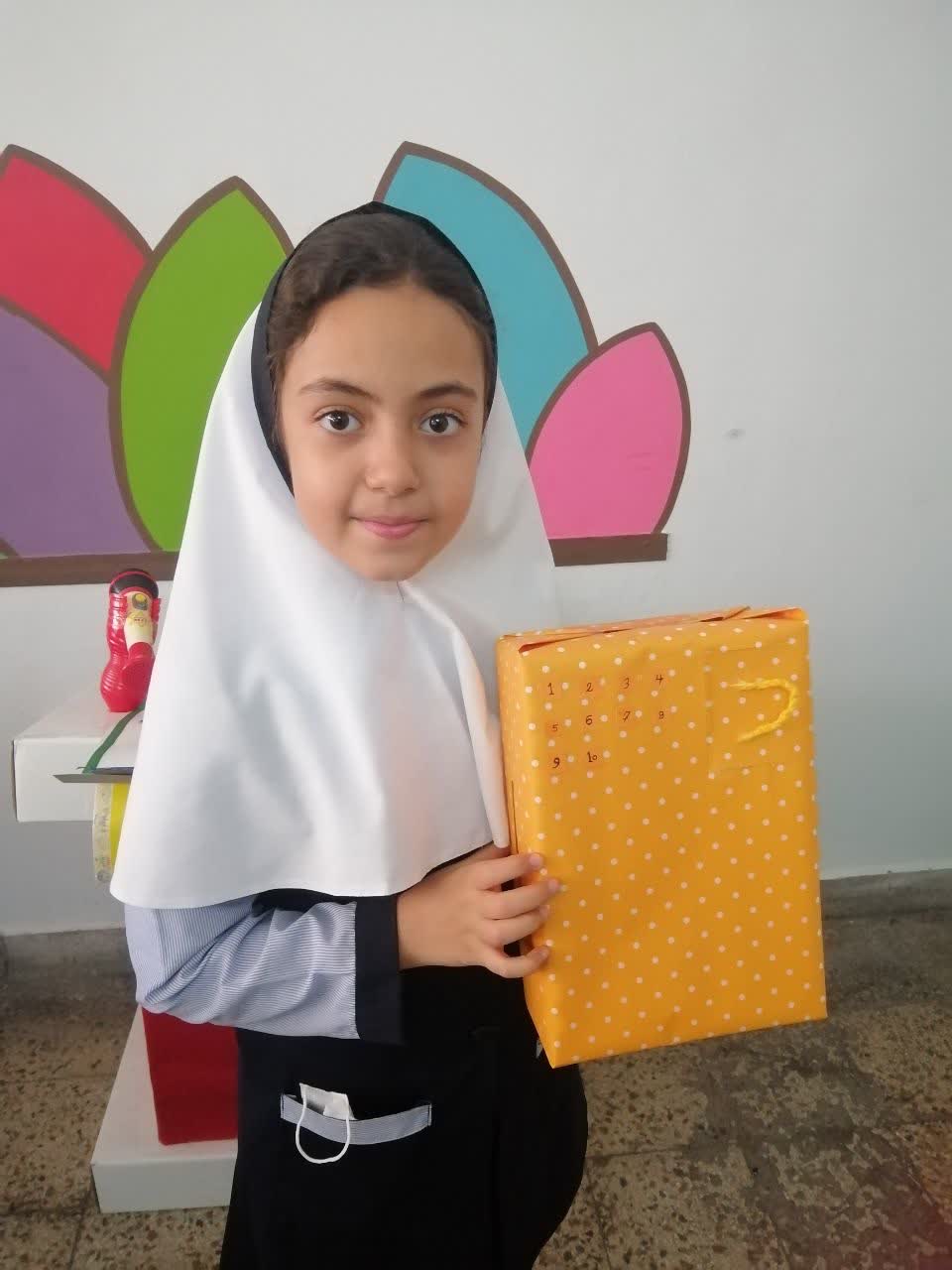 خلاقیت در گفتن املا در کلاس با جعبه املایی