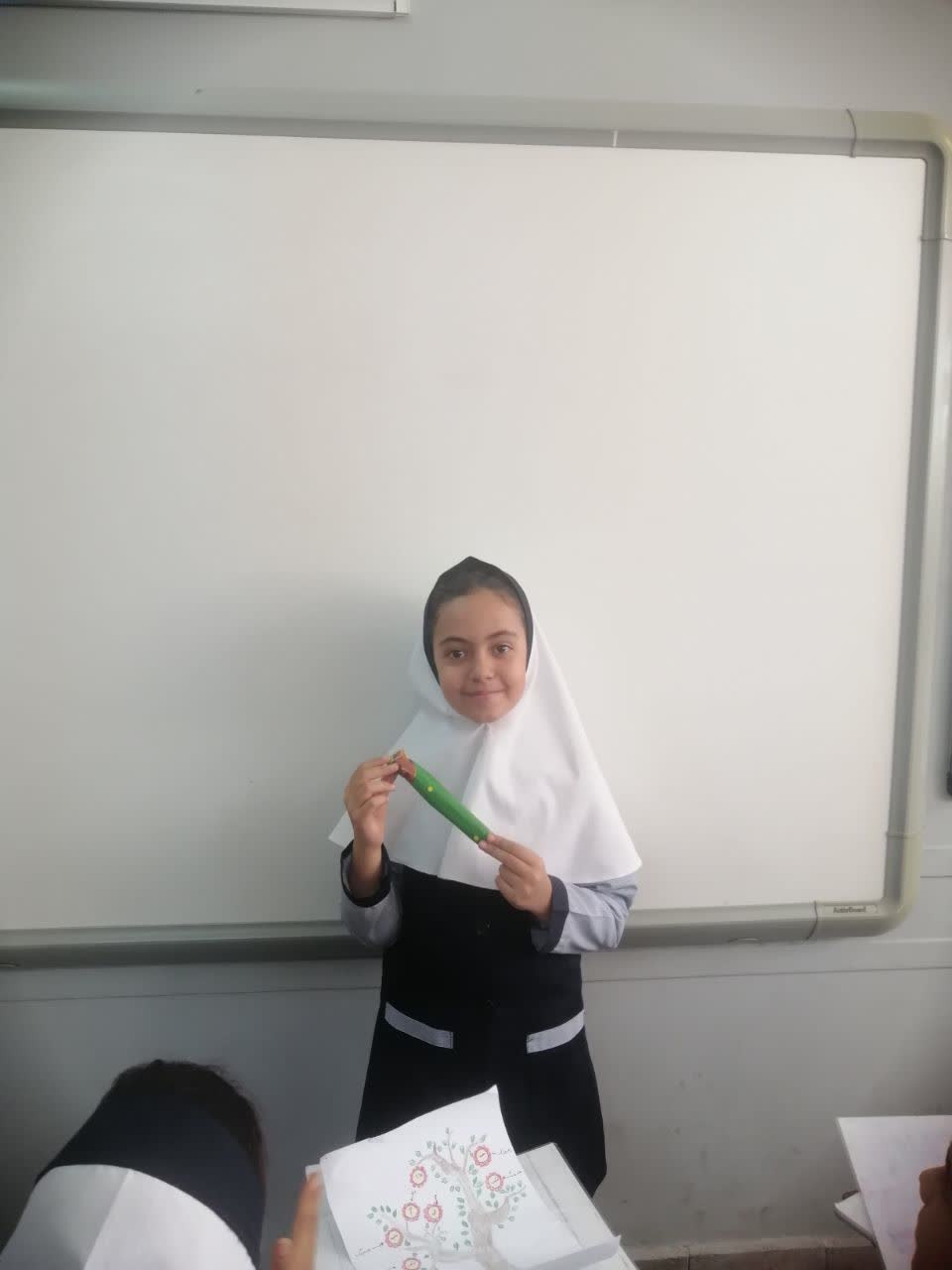 اهدا کارت جایزه و هدیه به دانش آموزان برتر کلاس