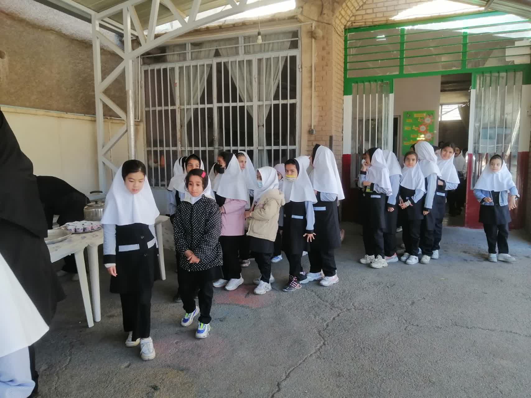 برگزاری مراسم شهادت خانم فاطمه زهرا (س) و پذیرایی از طرف مدیریت محترم مدرسه