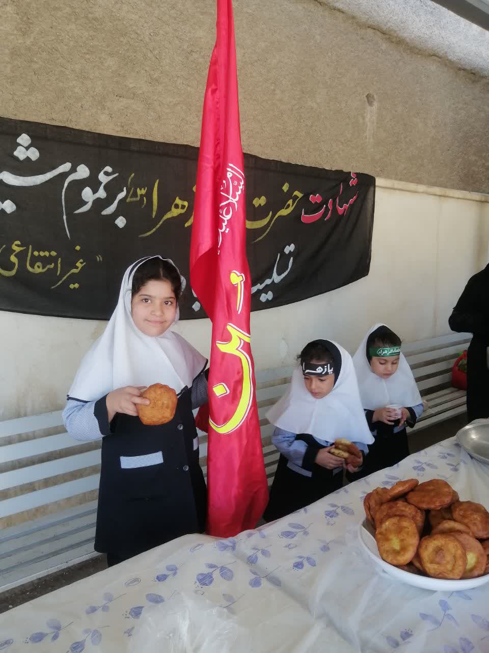 برگزاری مراسم شهادت خانم فاطمه زهرا (س) و پذیرایی از طرف مدیریت محترم مدرسه