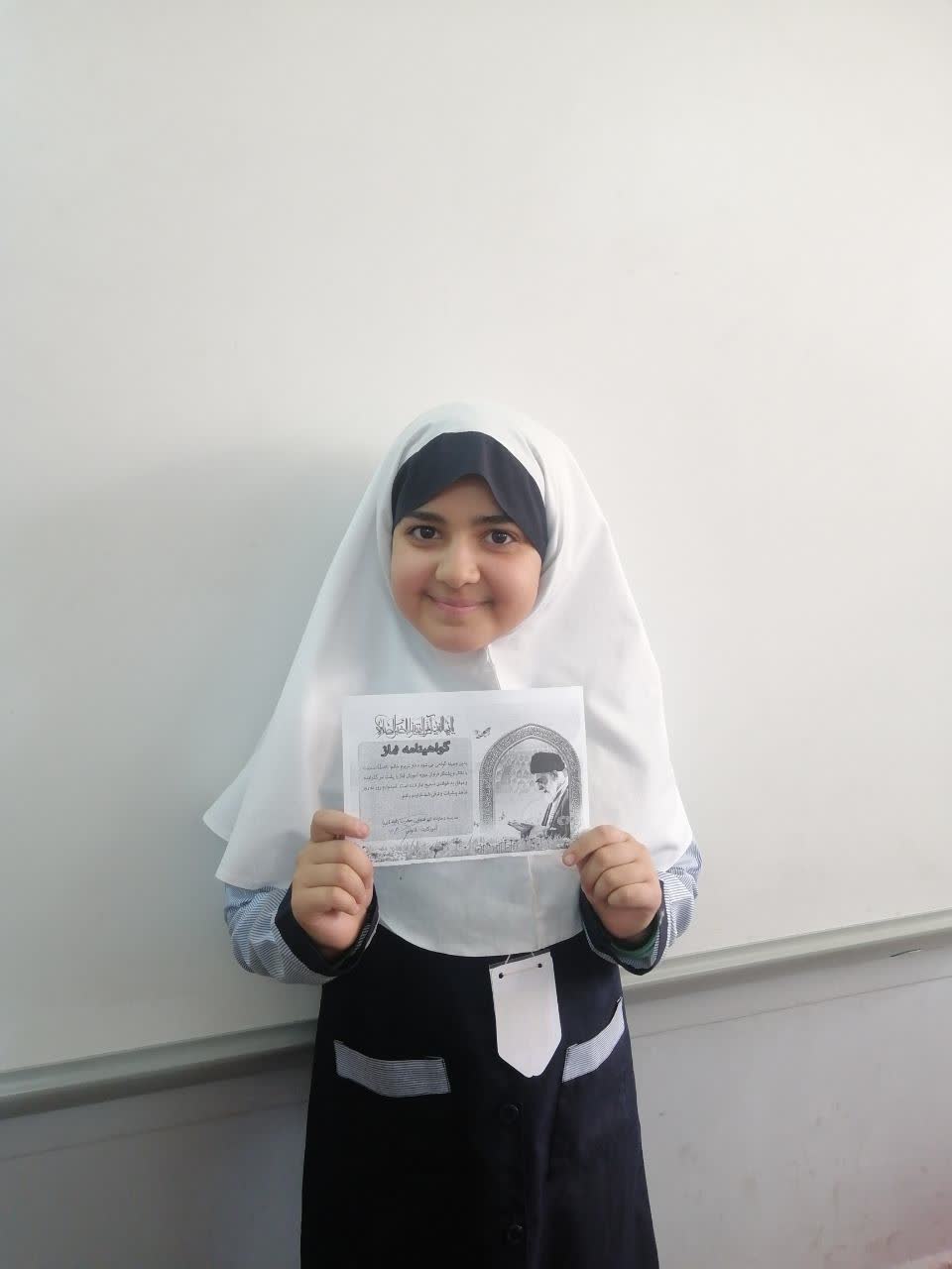 اهدا گواهینامه نماز به دانش آموزانی که نماز را به درستی یاد گرفته اند، جهت تشویق